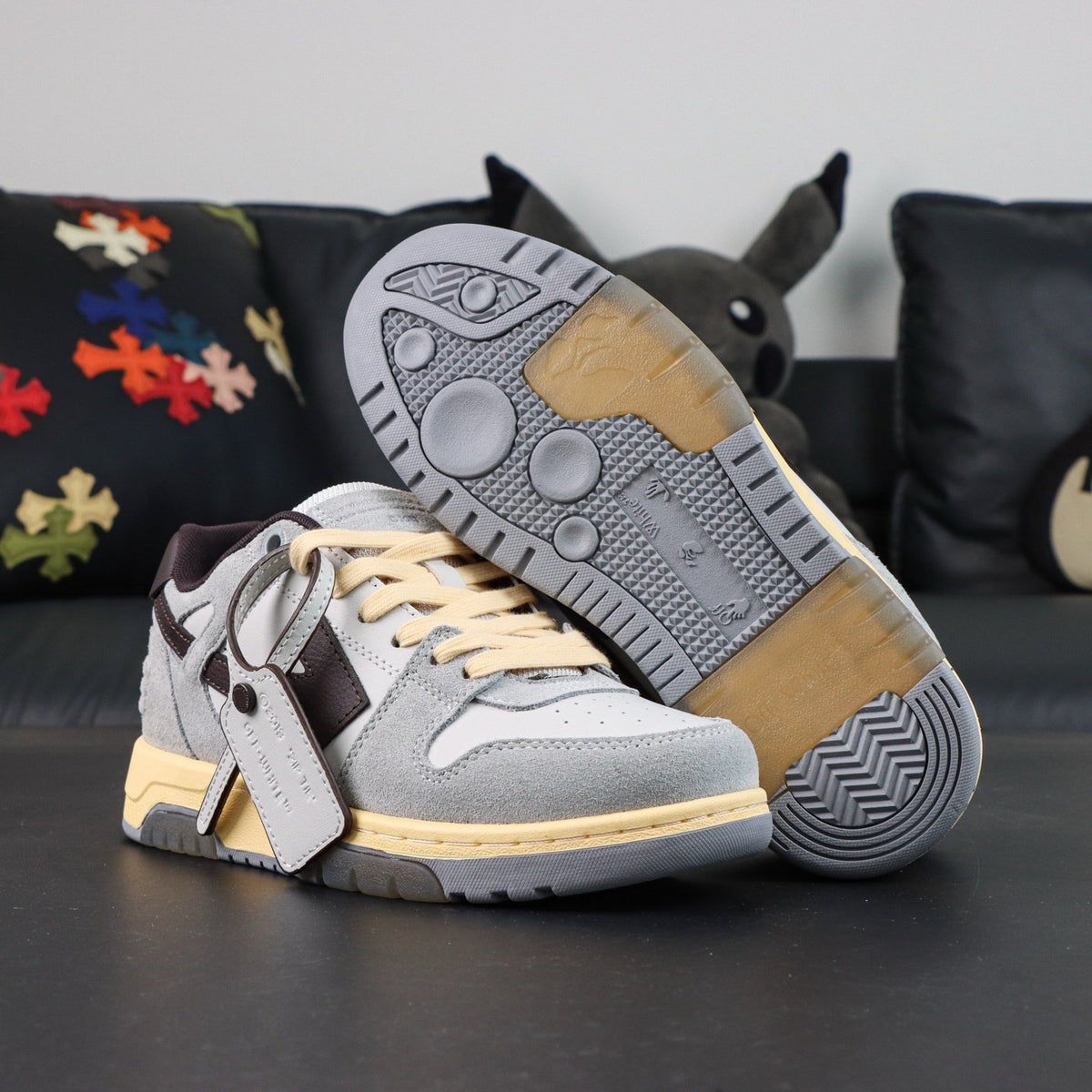 Off-White Out Of Office 'Gris Beige Noir' — vue 17