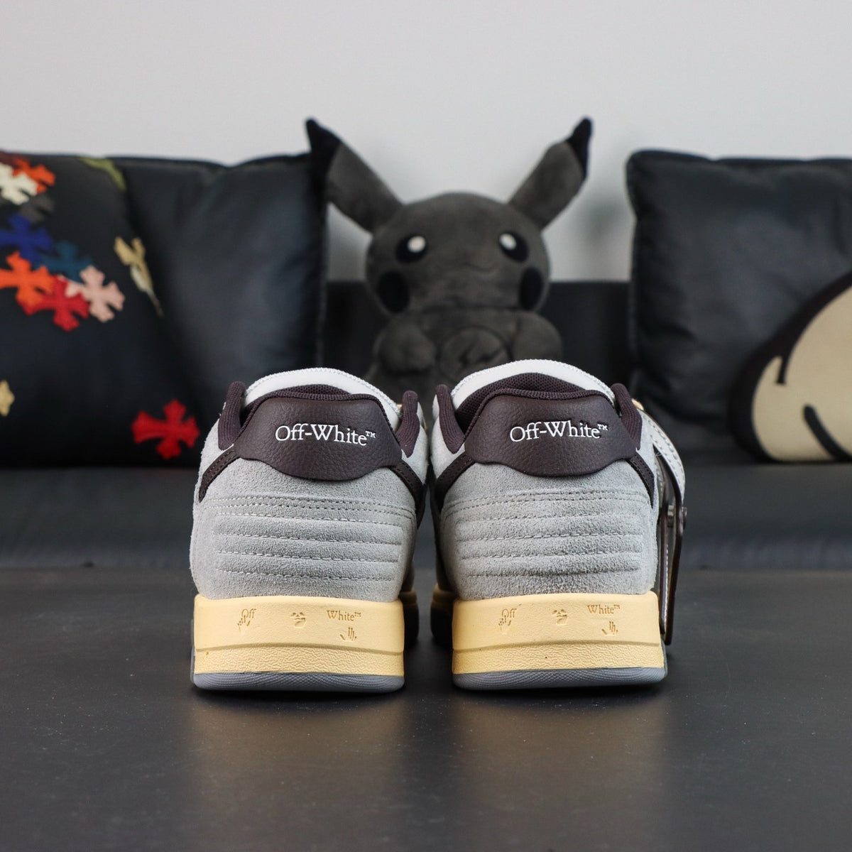 Off-White Out Of Office 'Gris Beige Noir' — vue 18