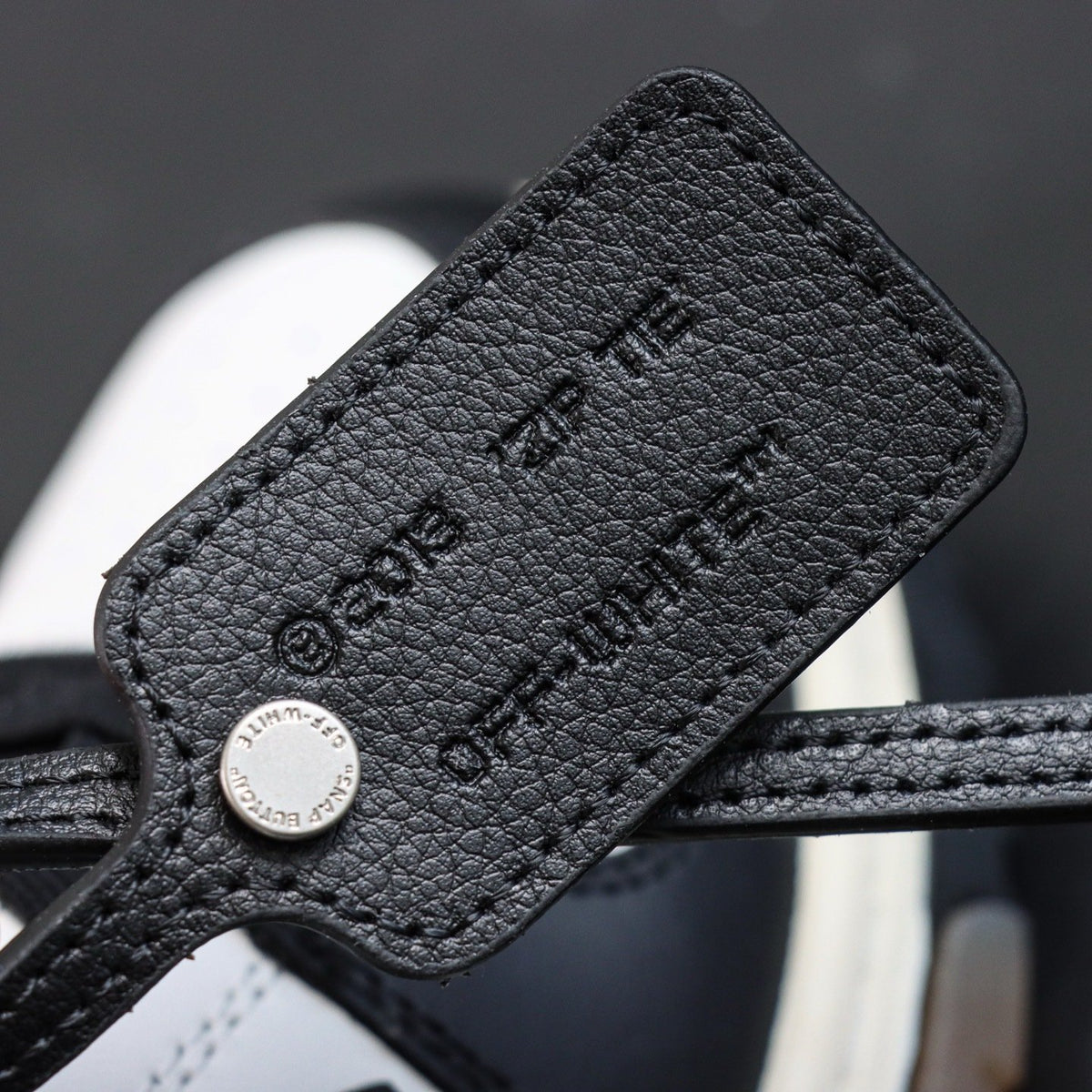 Off-White Out Of Office 'Noir Blanc' — vue 2