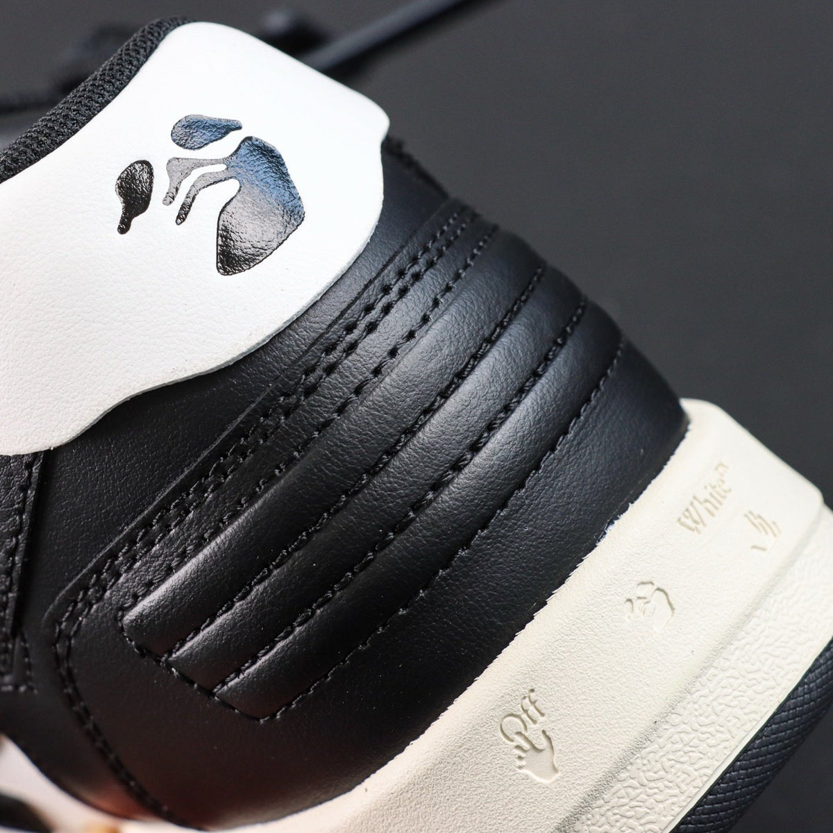 Off-White Out Of Office 'Noir Blanc' — vue 6