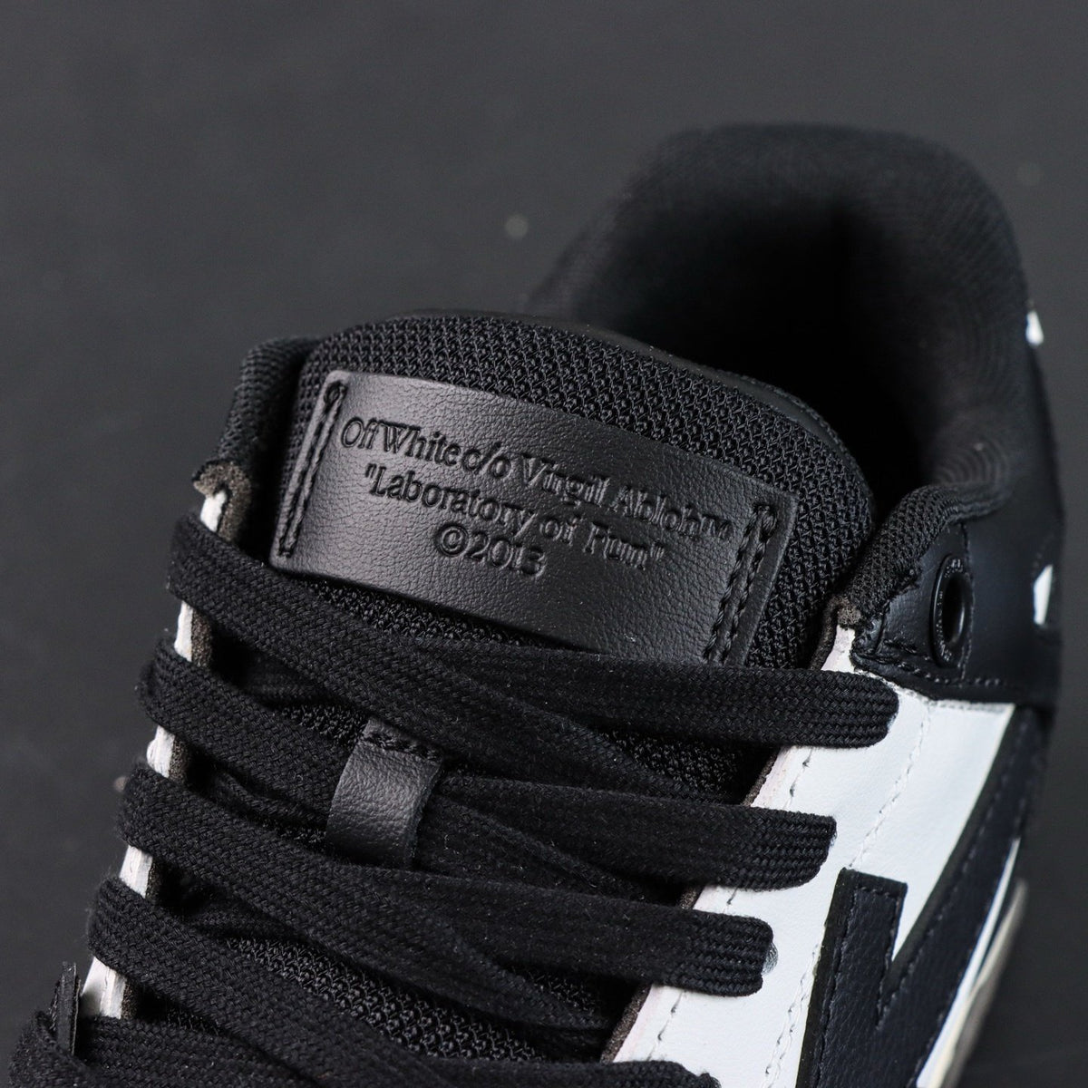 Off-White Out Of Office 'Noir Blanc' — vue 9