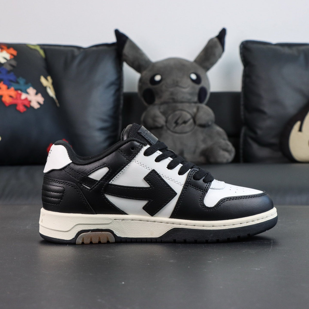 Off-White Out Of Office 'Noir Blanc' — vue 14