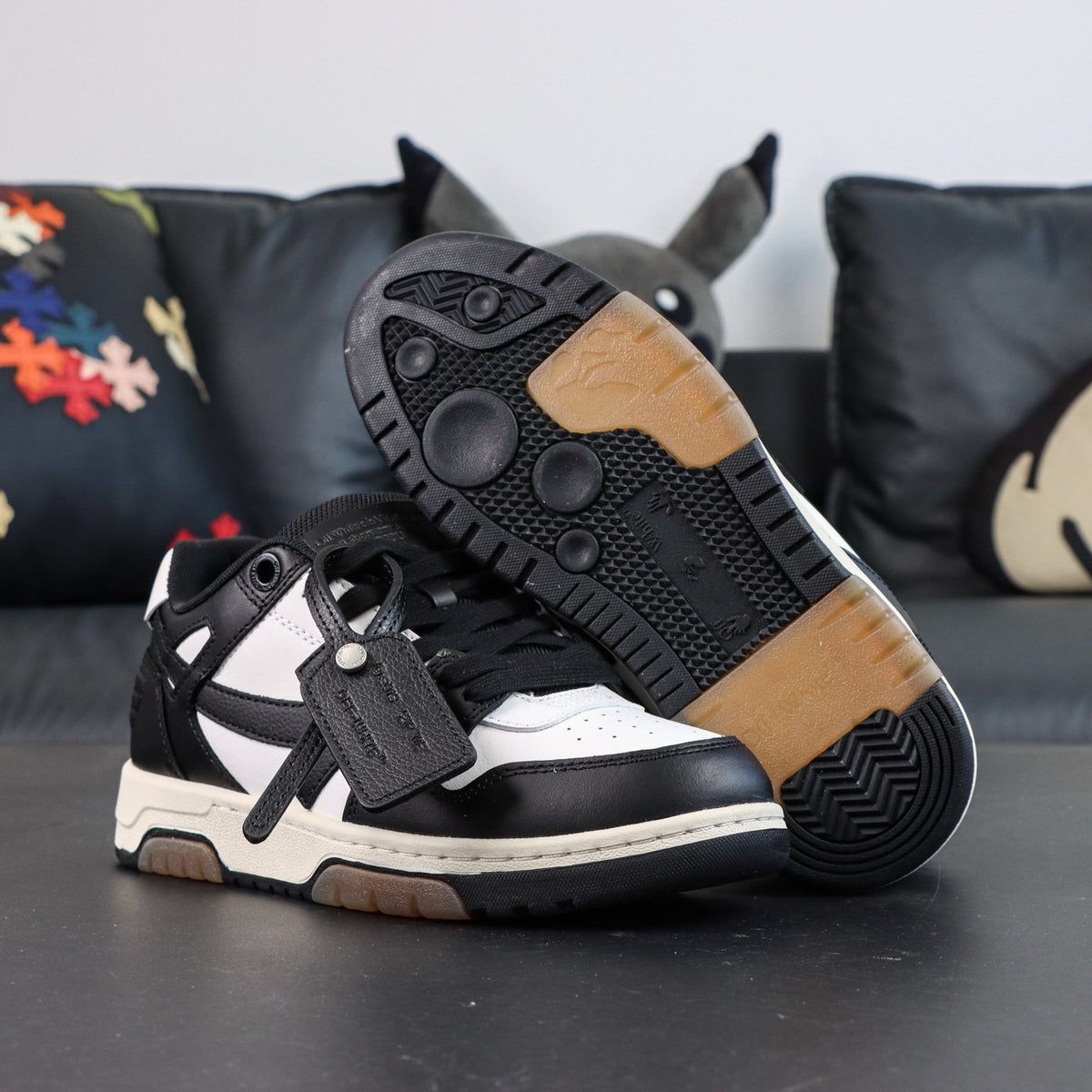 Off-White Out Of Office 'Noir Blanc' — vue 17