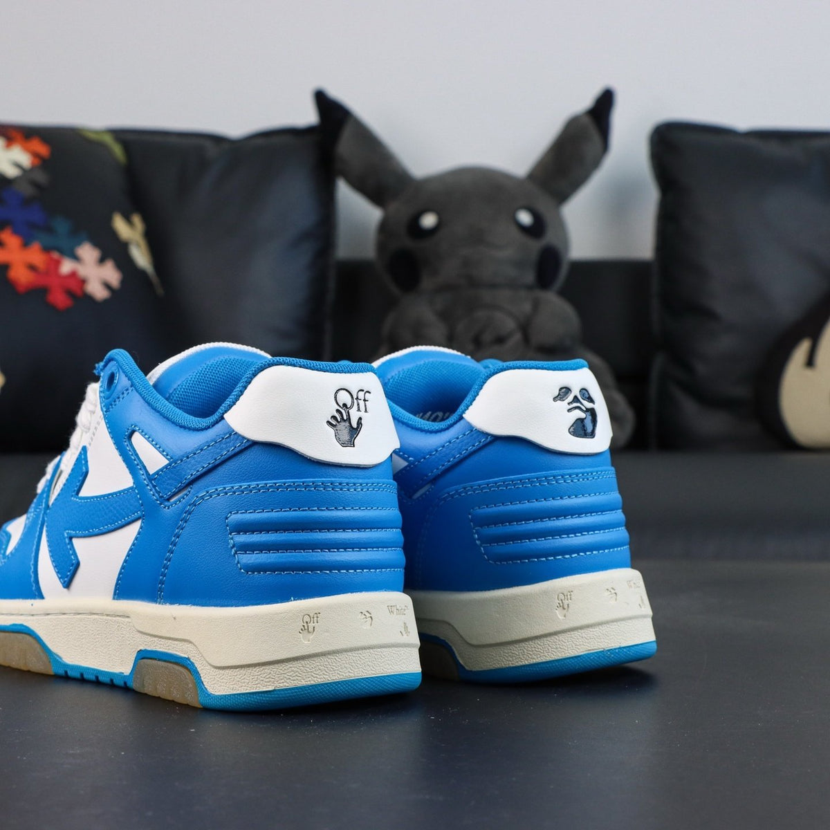 Off-White Out Of Office 'Bleu Azur' — vue 15