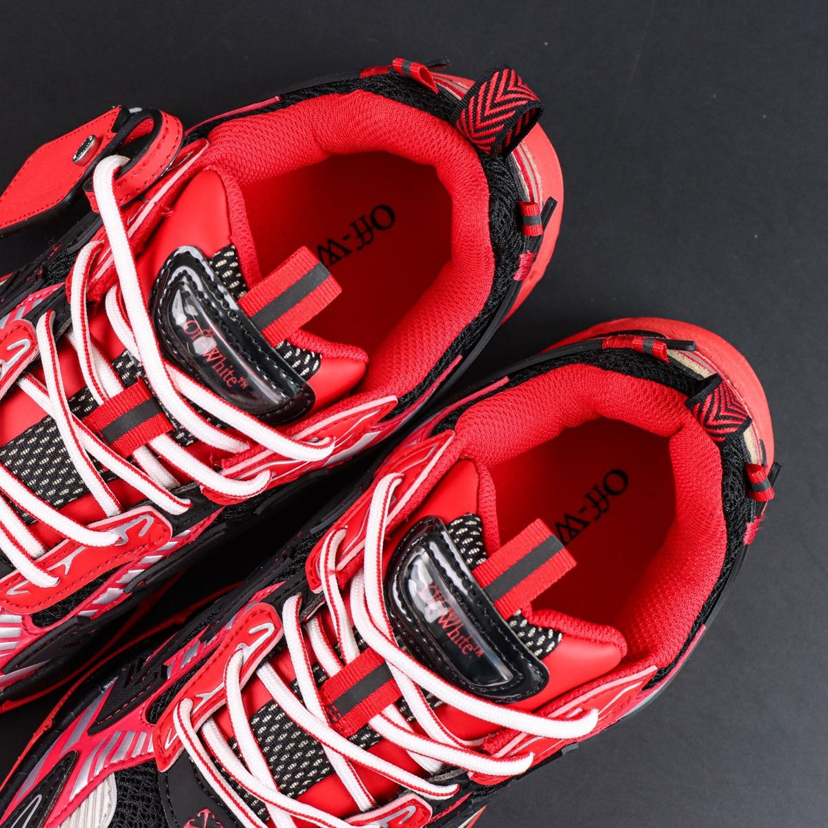 Off-White Be Right Back 'Rouge Noir' — vue 12