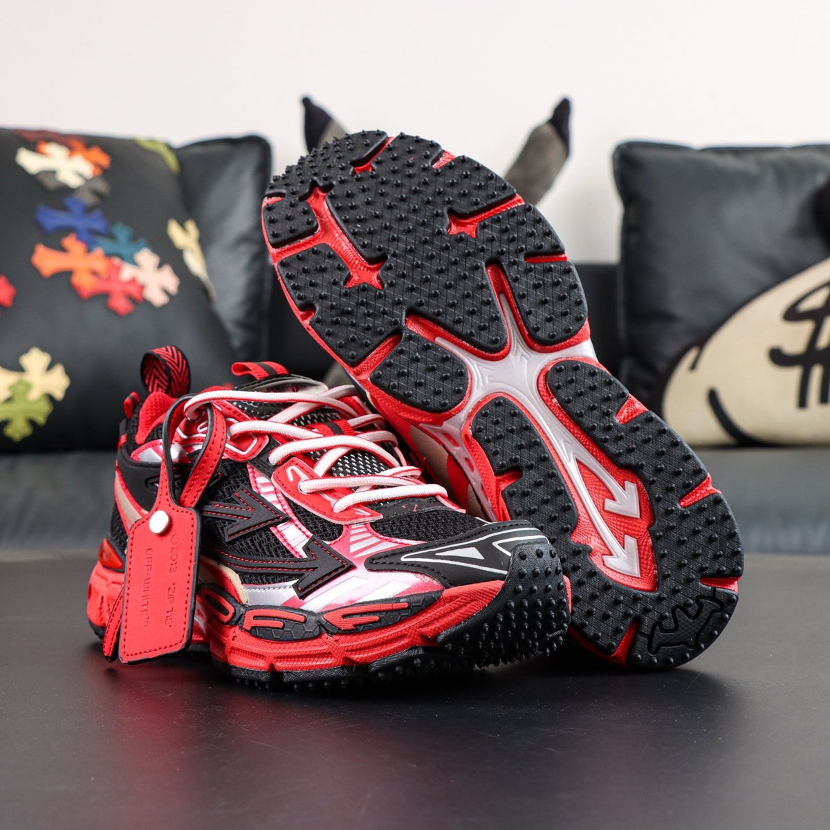 Off-White Be Right Back 'Rouge Noir' — vue 17