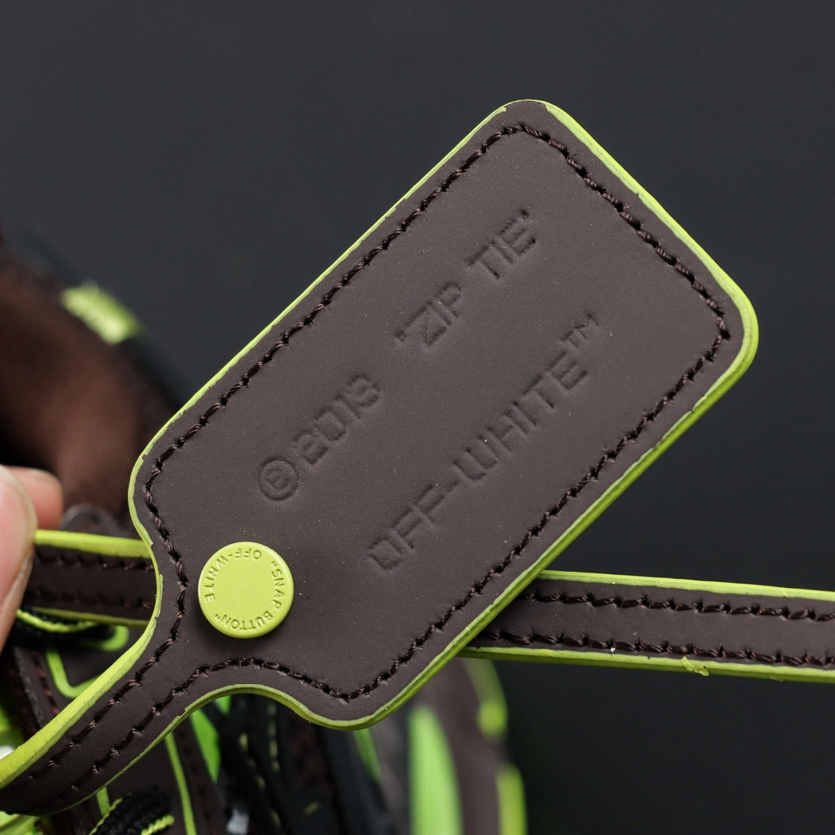 Off-White Be Right Back 'Noir Vert Fluo' — vue 3