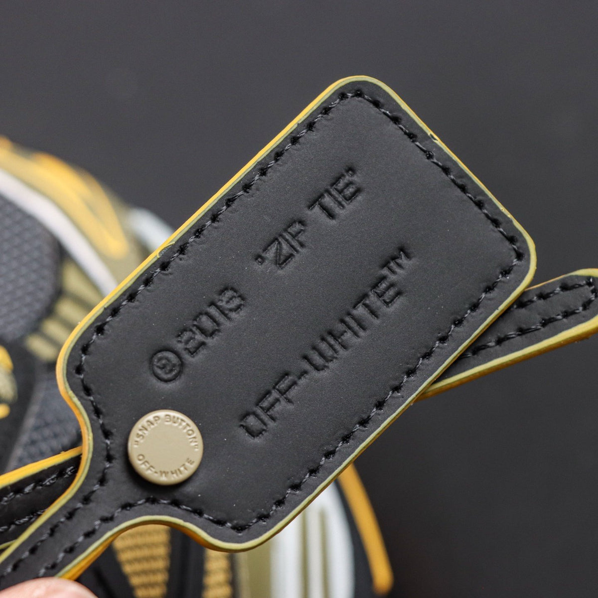 Off-White Be Right Back 'Noir Doré' — vue 4