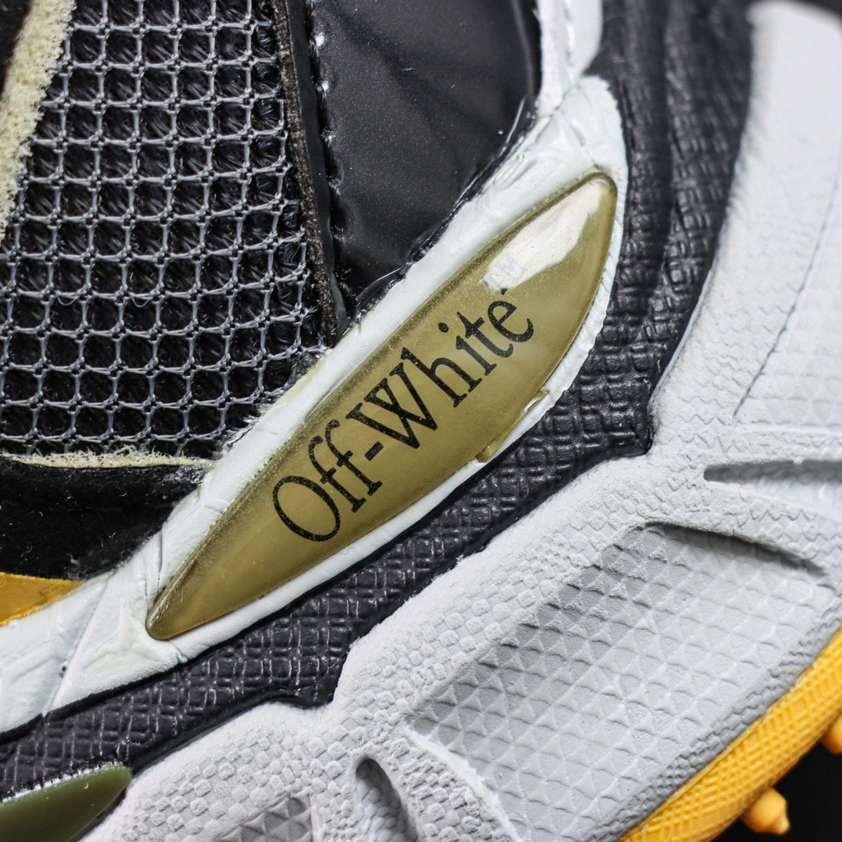 Off-White Be Right Back 'Noir Doré' — vue 7