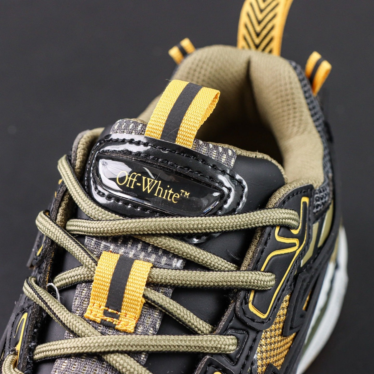 Off-White Be Right Back 'Noir Doré' — vue 10