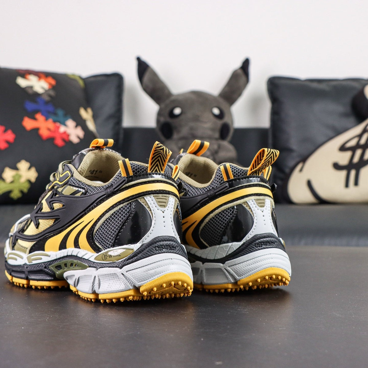 Off-White Be Right Back 'Noir Doré' — vue 17