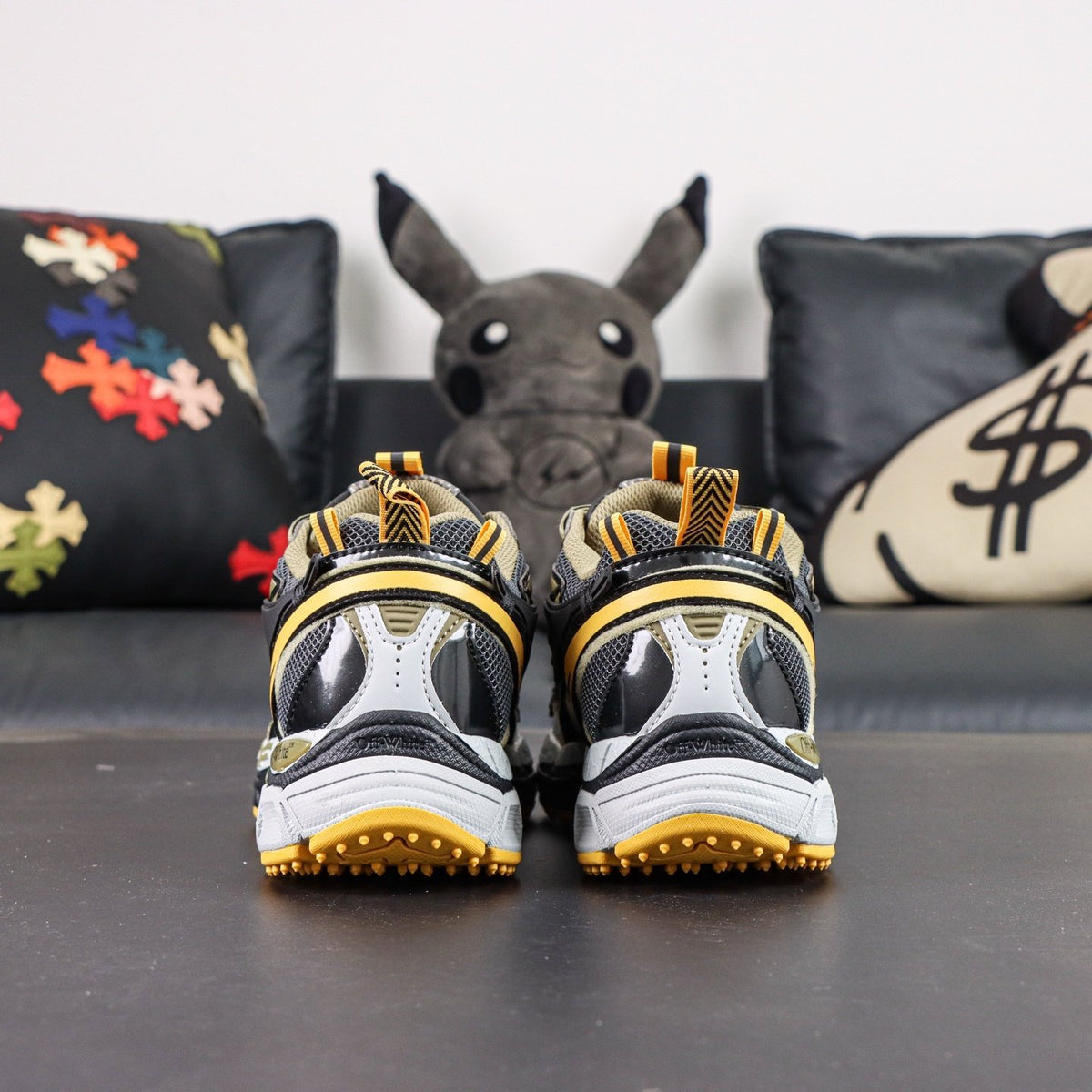 Off-White Be Right Back 'Noir Doré' — vue 19
