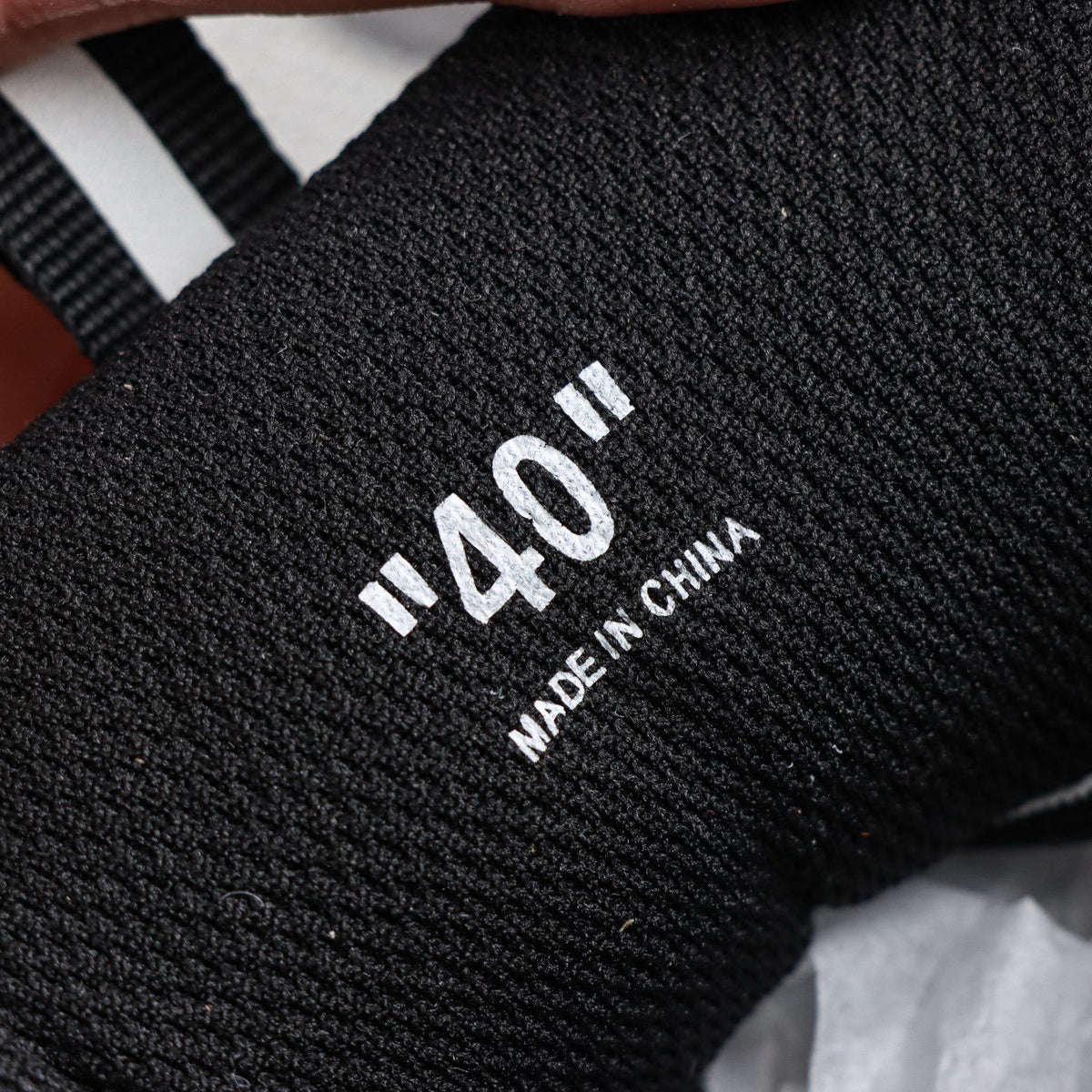 Off-White Be Right Back 'Noir Argent' — vue 3