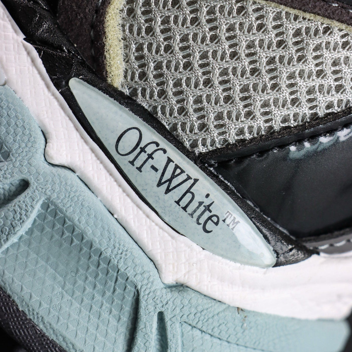 Off-White Be Right Back 'Noir Argent' — vue 7