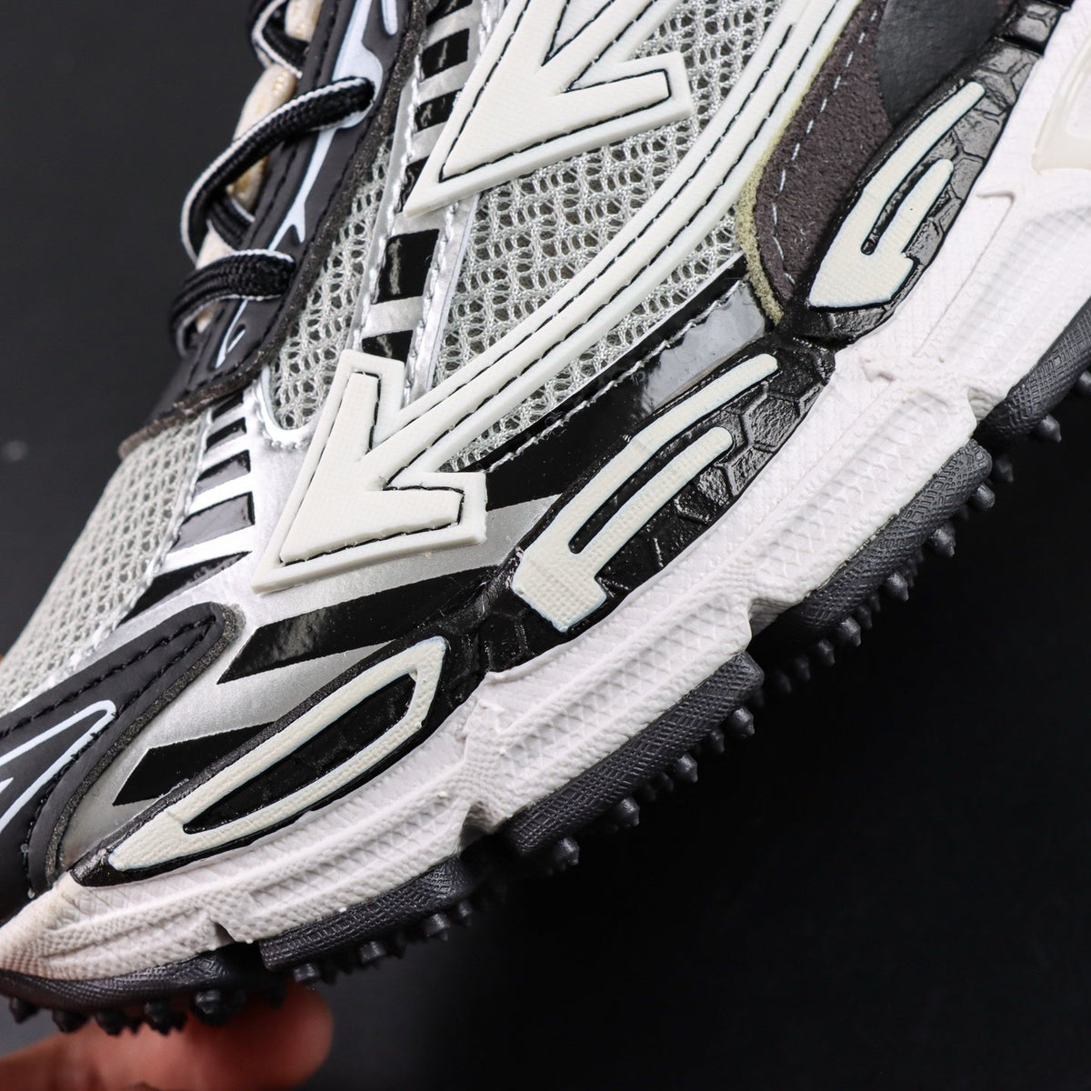 Off-White Be Right Back 'Noir Argent' — vue 8