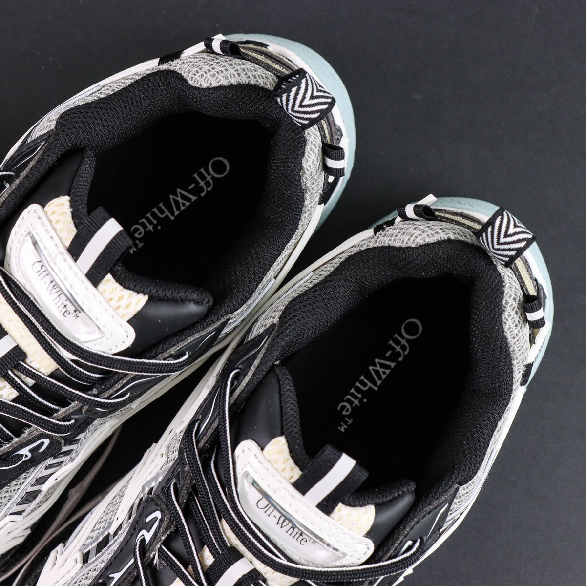 Off-White Be Right Back 'Noir Argent' — vue 13