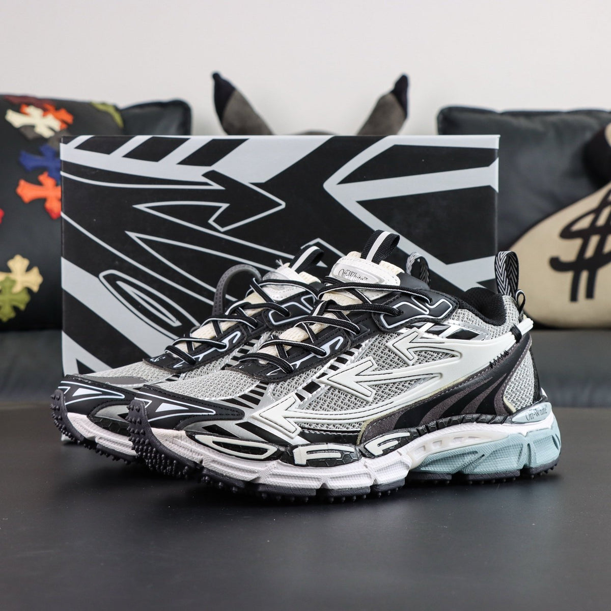 Off-White Be Right Back 'Noir Argent' — vue 17