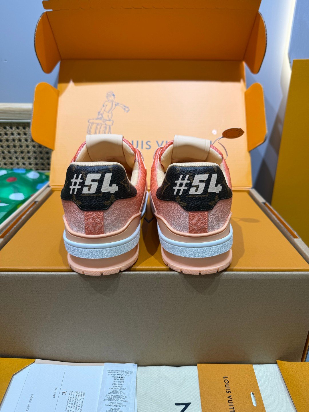 Sneakers Trainer 'Saumon' — vue 3