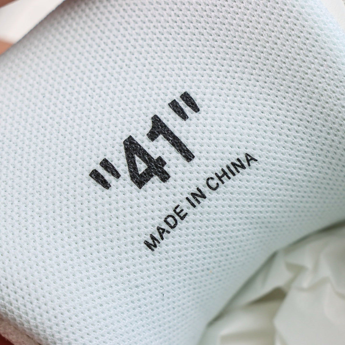 Off-White Out Of Office 'Blanc Graffiti' — vue 3
