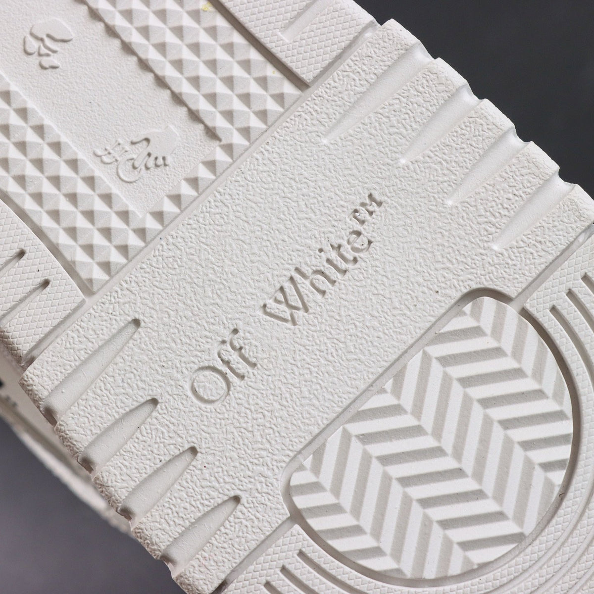 Off-White Out Of Office 'Blanc Graffiti' — vue 5