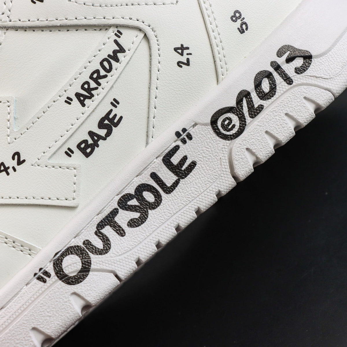 Off-White Out Of Office 'Blanc Graffiti' — vue 7