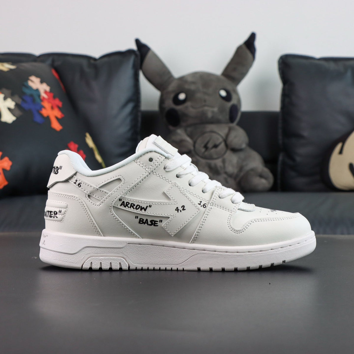 Off-White Out Of Office 'Blanc Graffiti' — vue 14