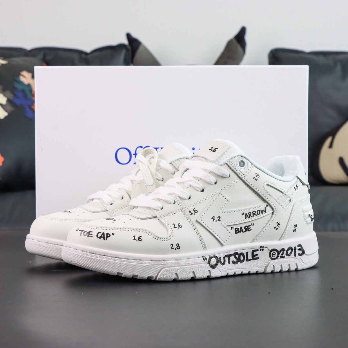 Off-White Out Of Office 'Blanc Graffiti' — vue 16