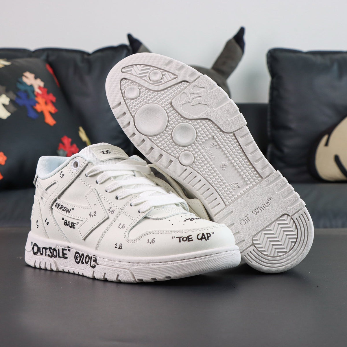Off-White Out Of Office 'Blanc Graffiti' — vue 17