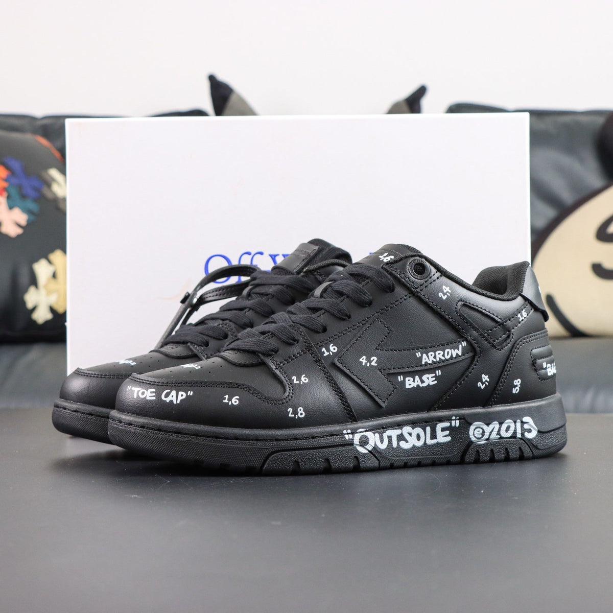 Off-White Out Of Office 'Noir Back Counter' — vue 12
