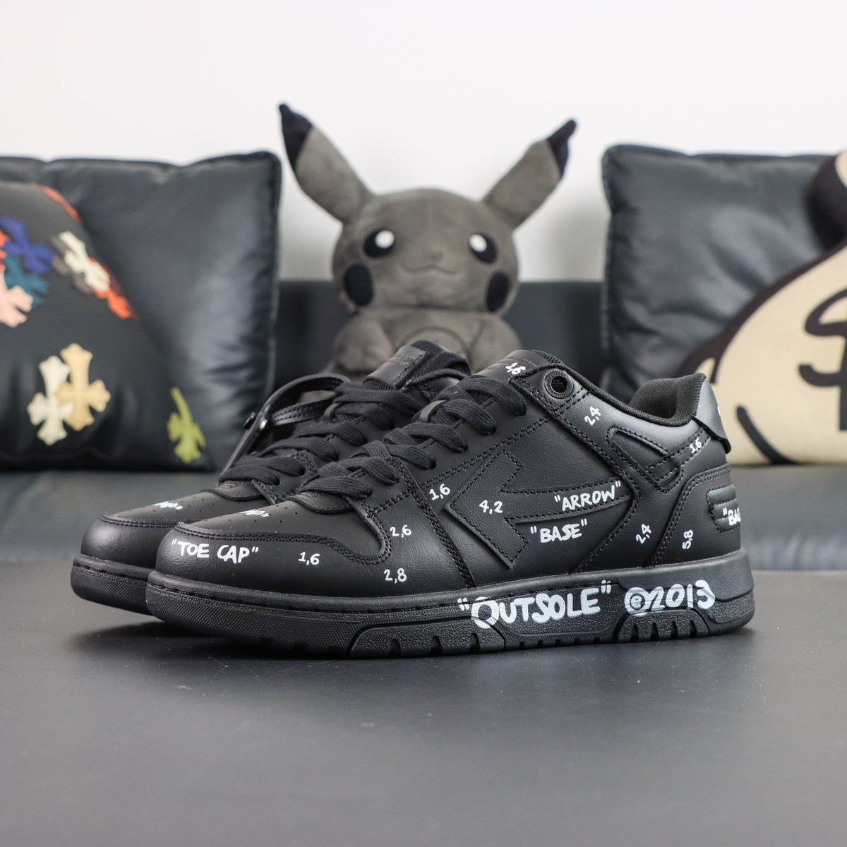 Off-White Out Of Office 'Noir Back Counter' — vue 13