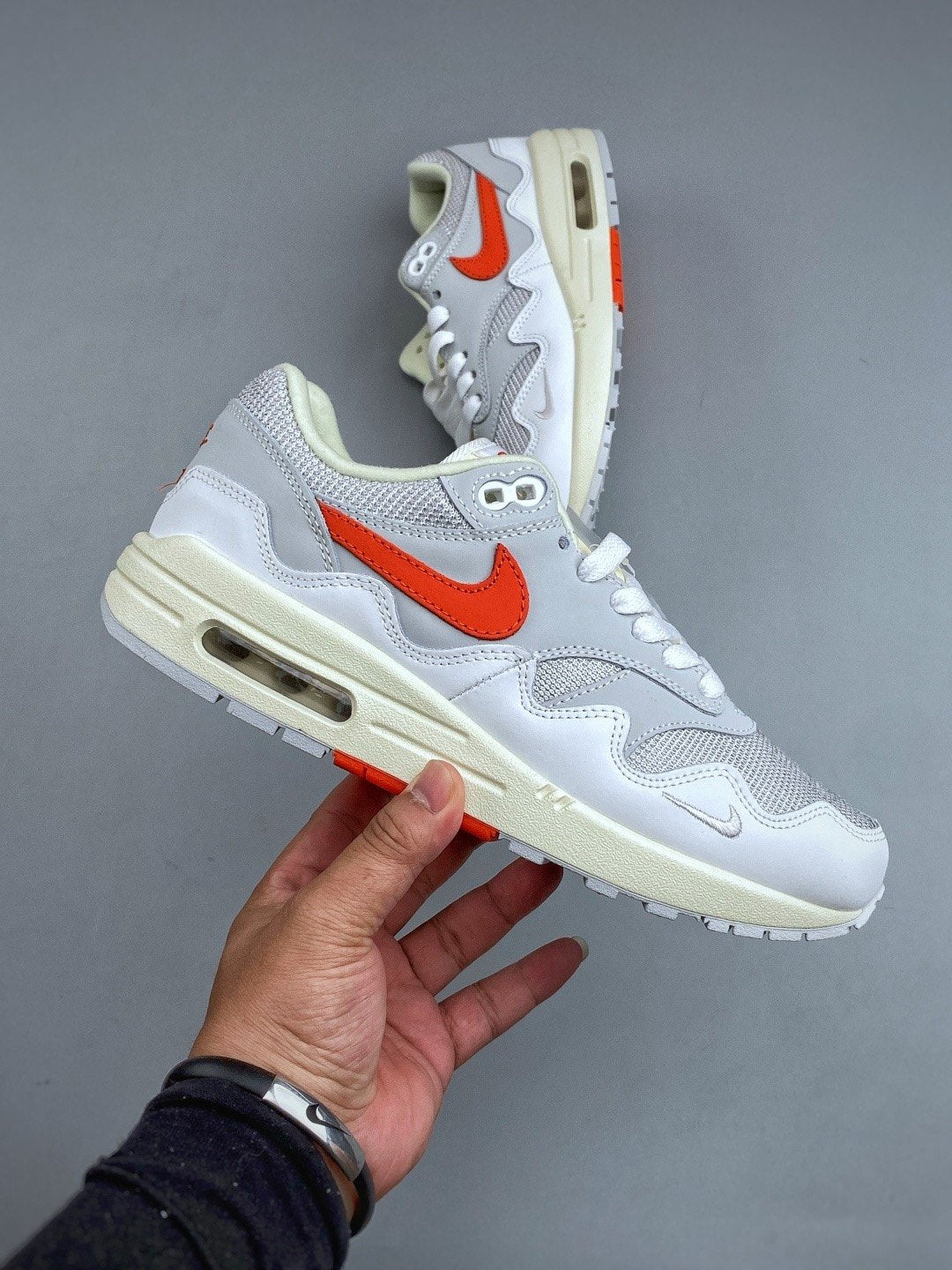 Nike Air Max 1 'Gris Rouge Orange' — vue 3