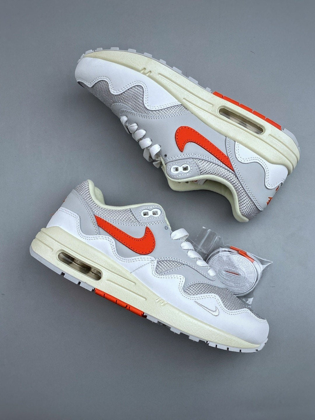Nike Air Max 1 'Gris Rouge Orange' — vue 4