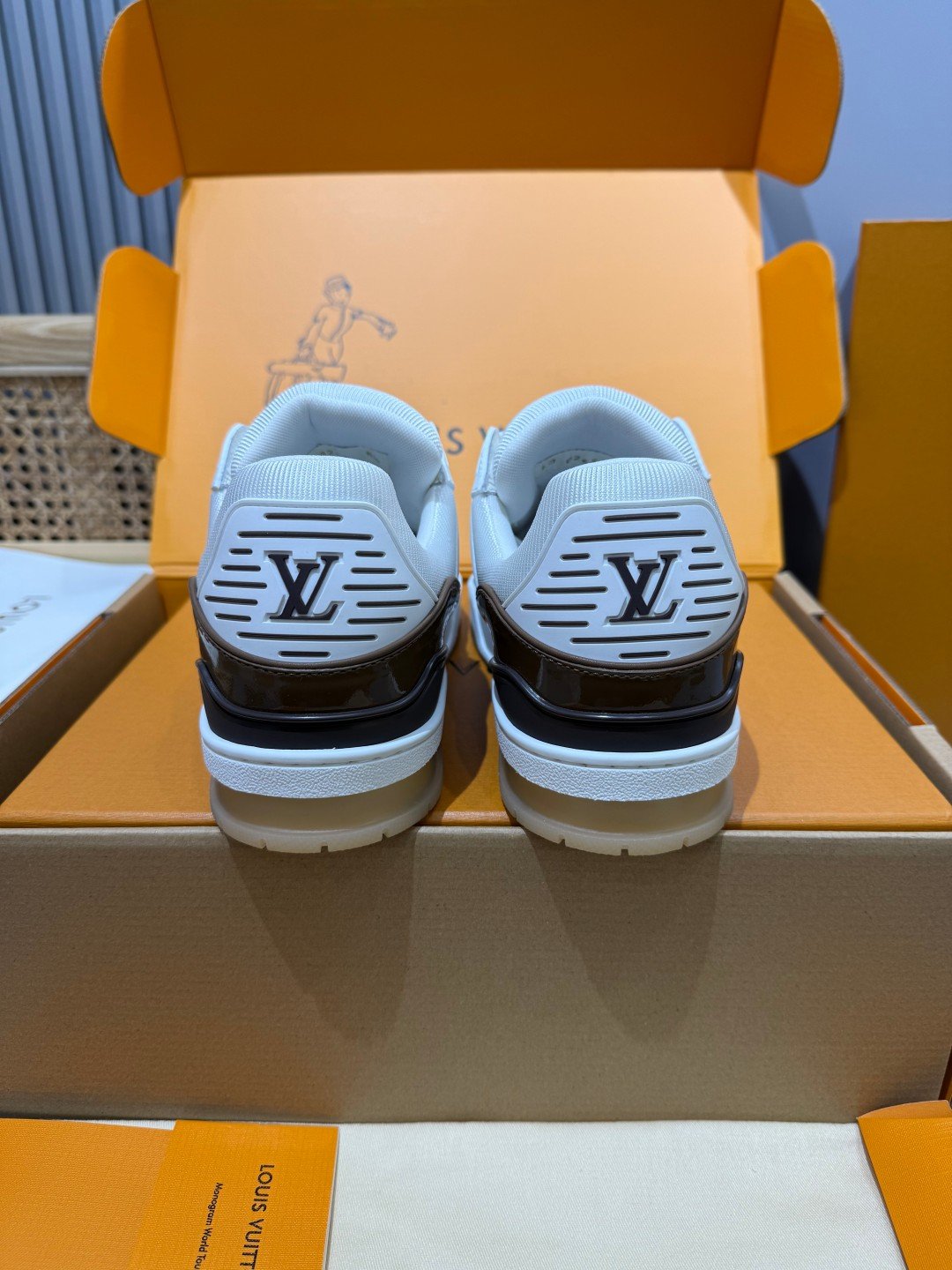 Sneakers Trainer 'Blanc Chocolat' — vue 3