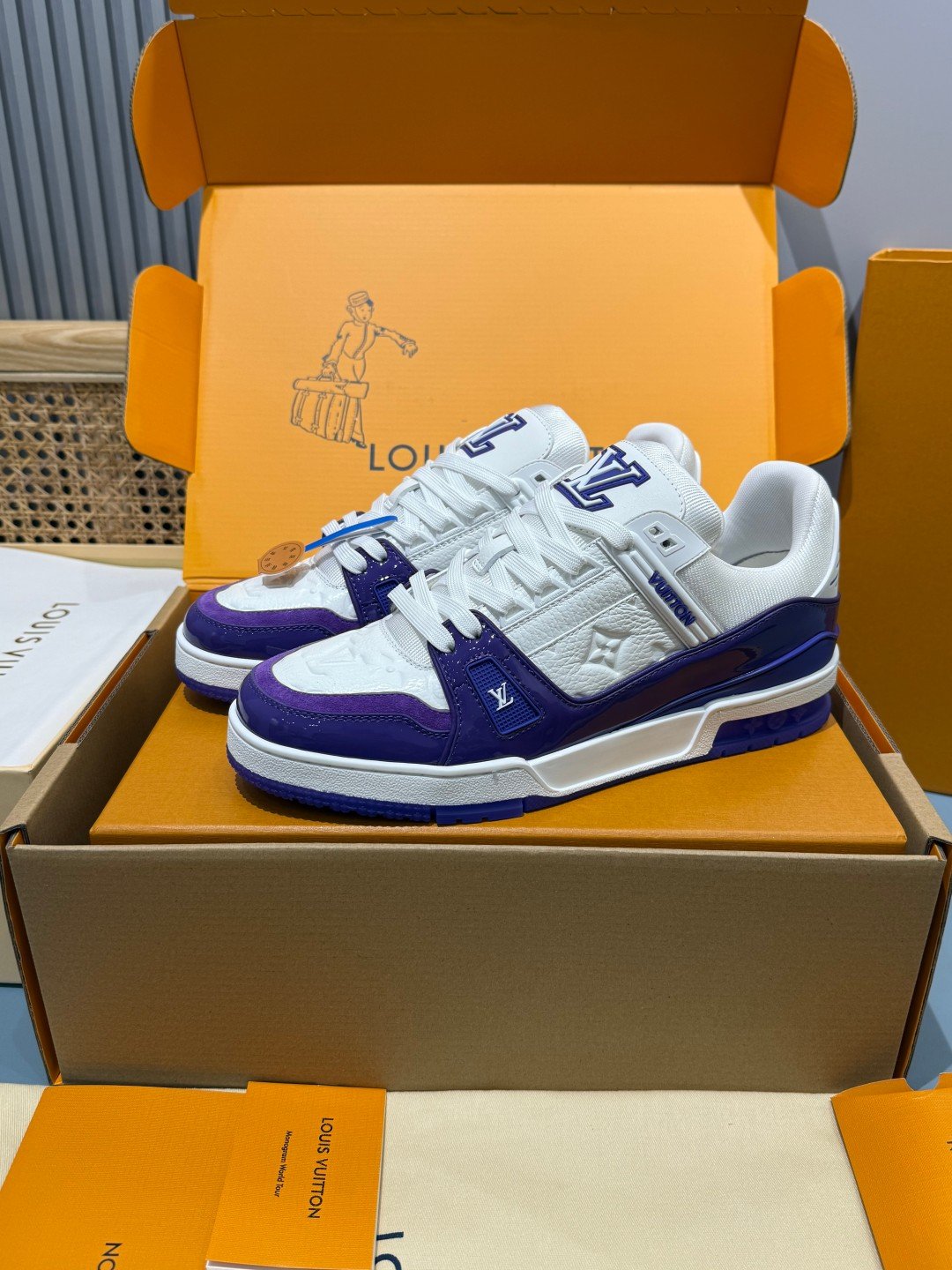 Sneakers Trainer 'Blanc Violet' — vue 3