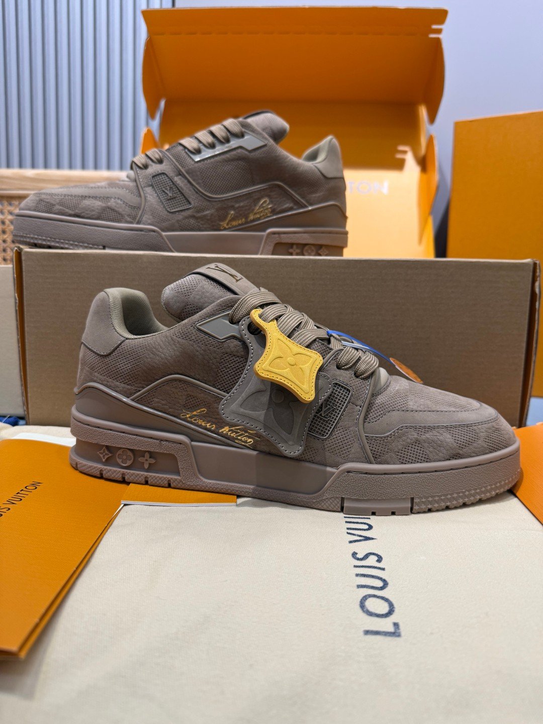 Sneakers Trainer 'Taupe Daim' — vue 2