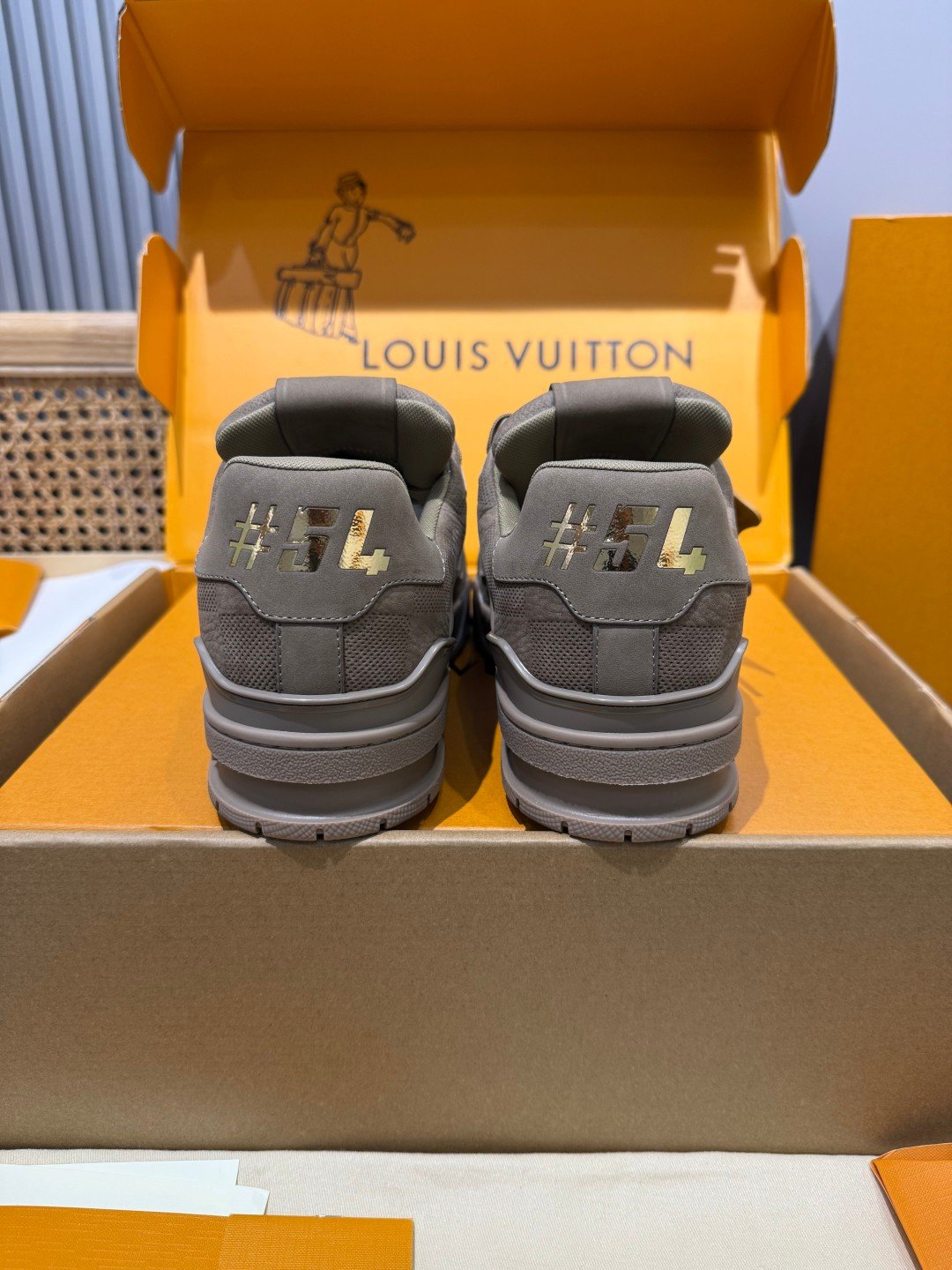 Sneakers Trainer 'Taupe Daim' — vue 3