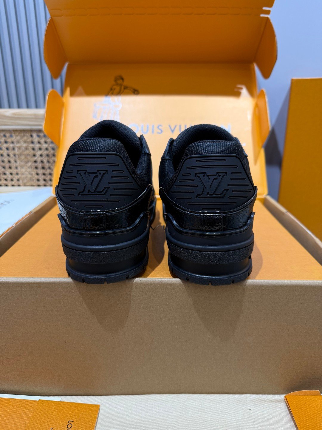 Sneakers Trainer 'Noir Total' — vue 3