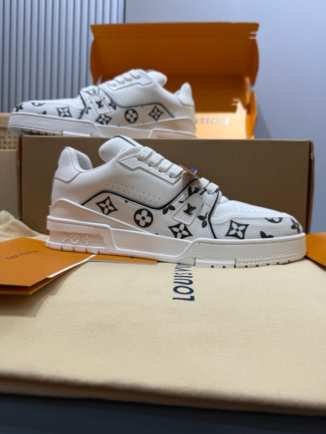 Sneakers Trainer 'Blanc Monogram Noir' — vue 2