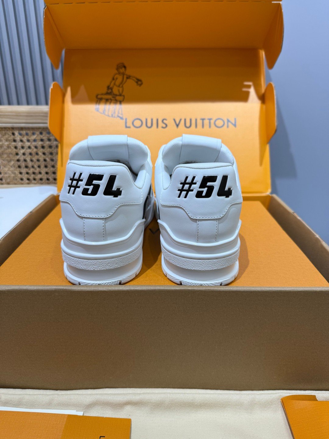 Sneakers Trainer 'Blanc Monogram Noir' — vue 3