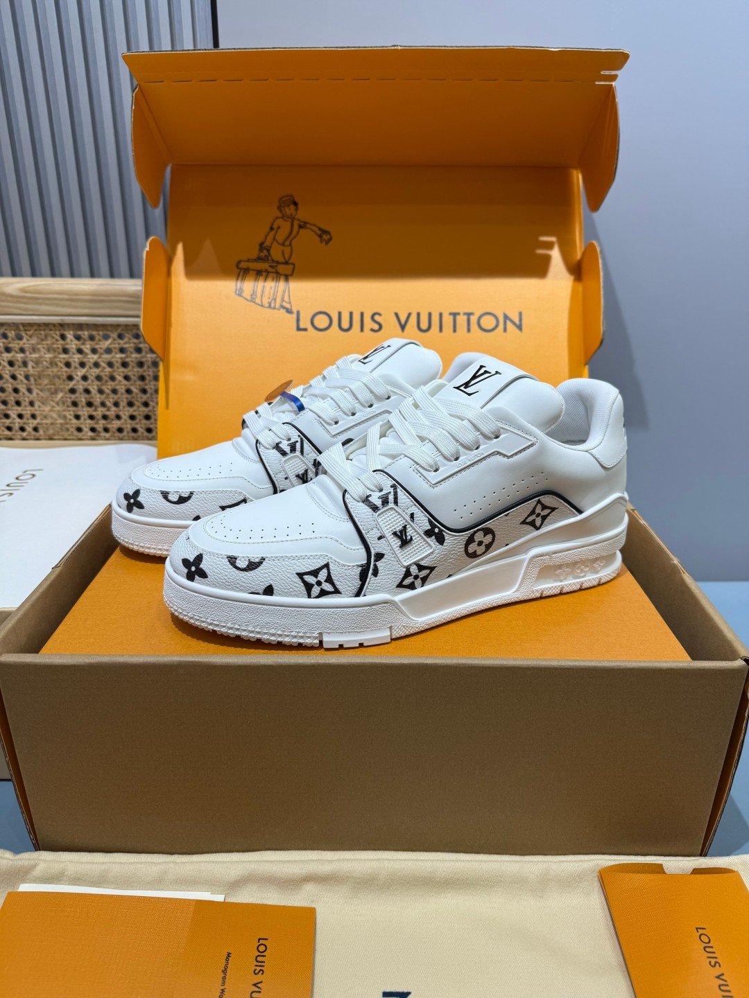 Sneakers Trainer 'Blanc Monogram Noir' — vue 4