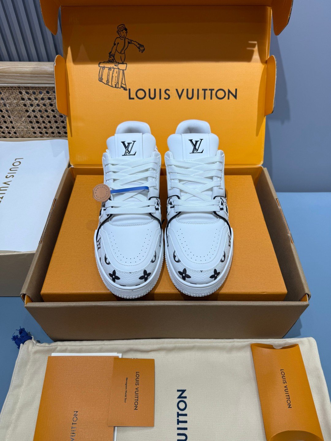 Sneakers Trainer 'Blanc Monogram Noir' — vue 5