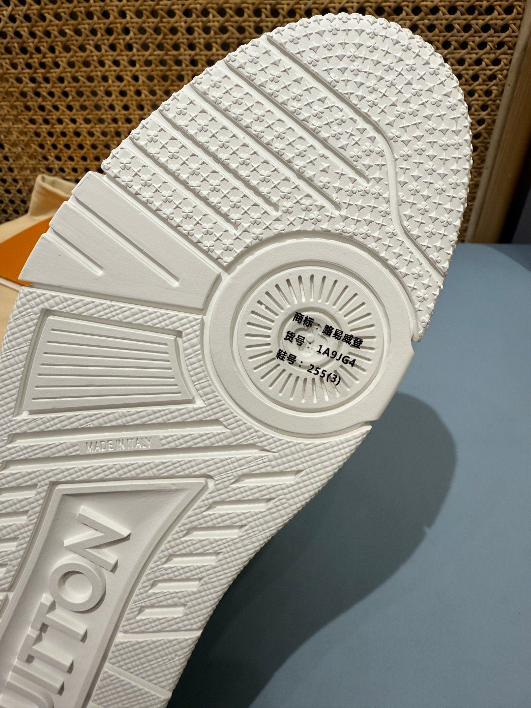 Sneakers Trainer 'Blanc Monogram Noir' — vue 7