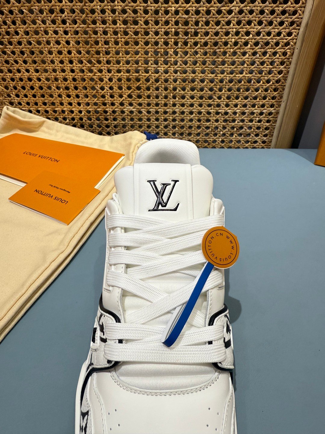 Sneakers Trainer 'Blanc Monogram Noir' — vue 8
