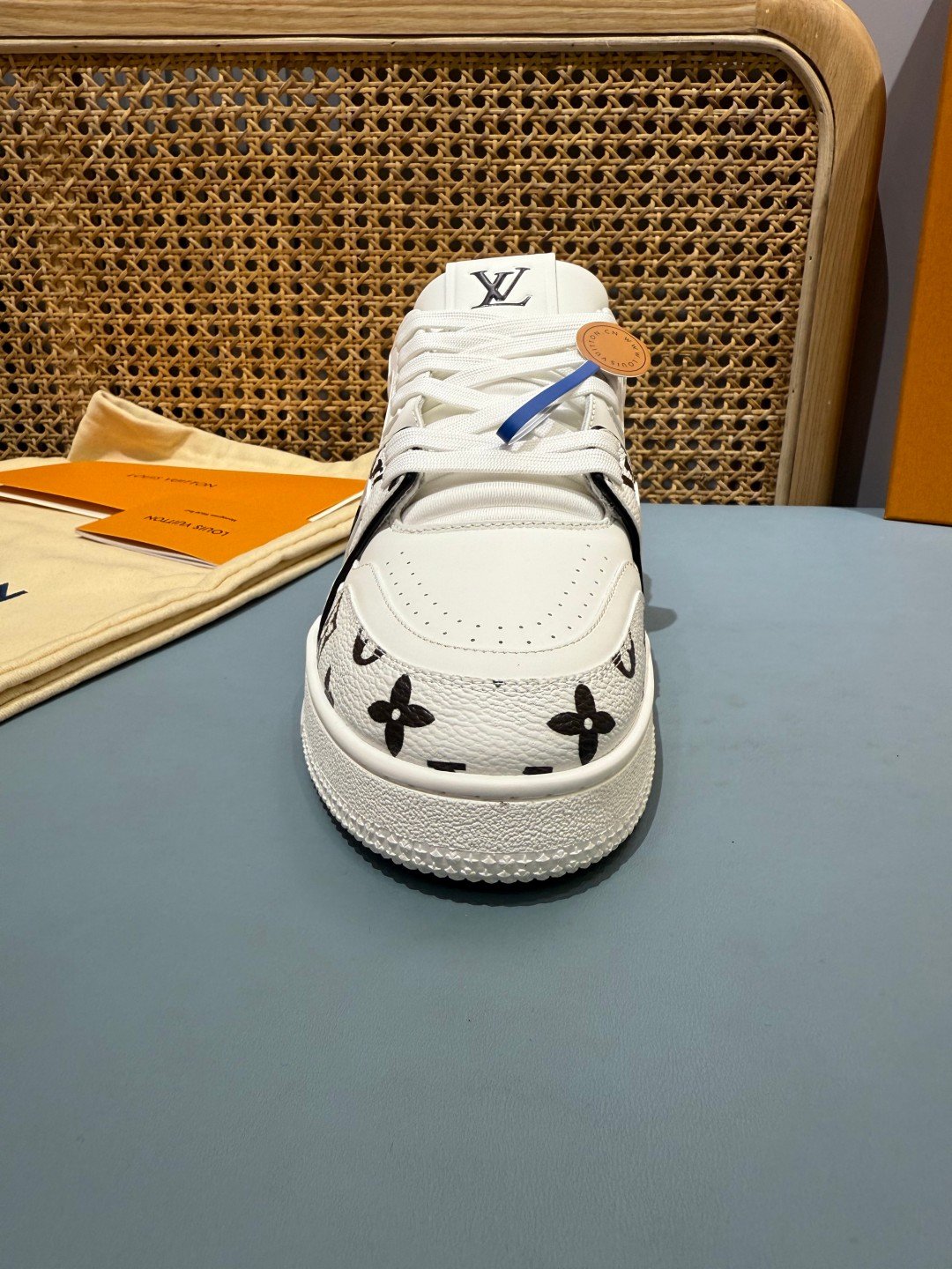 Sneakers Trainer 'Blanc Monogram Noir' — vue 9