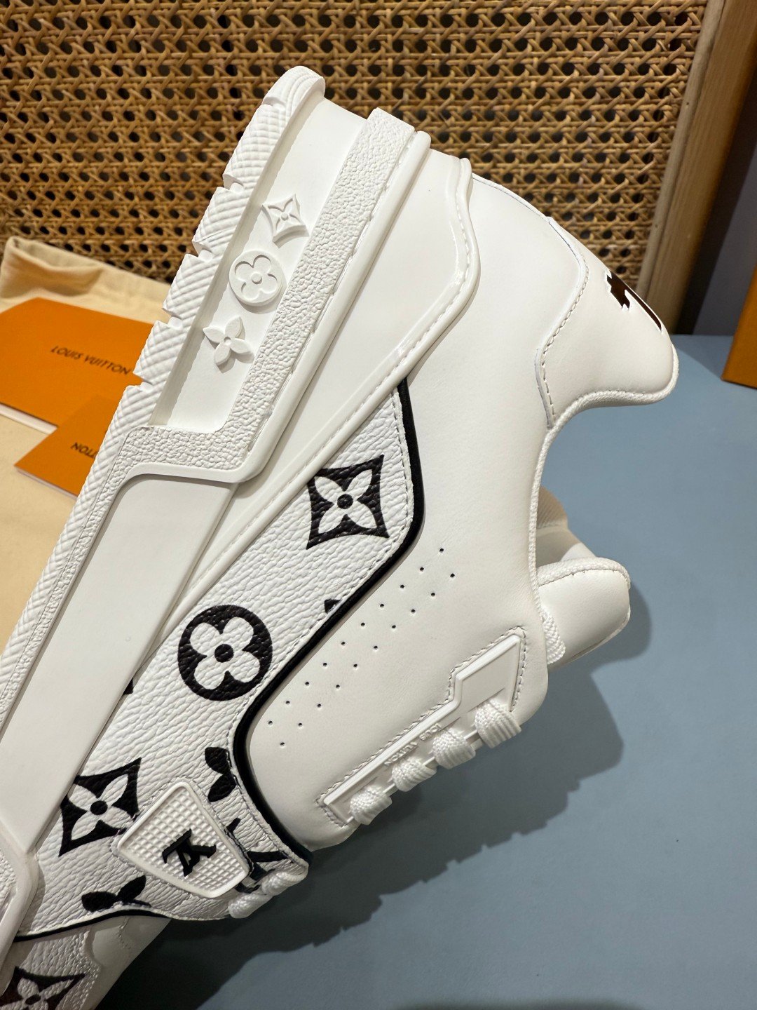 Sneakers Trainer 'Blanc Monogram Noir' — vue 12