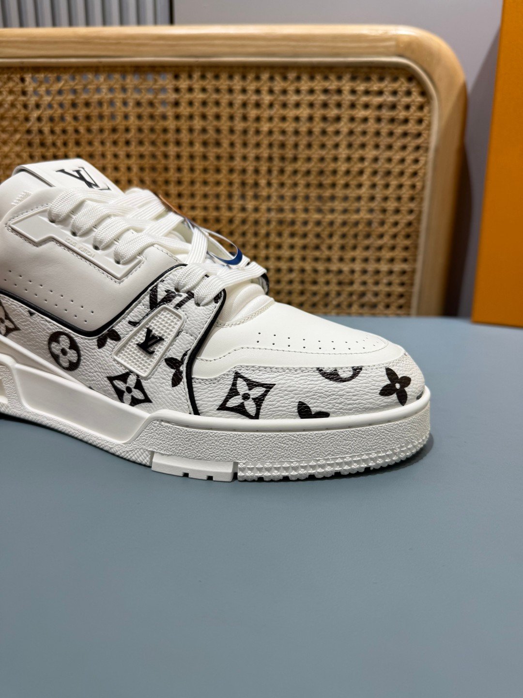 Sneakers Trainer 'Blanc Monogram Noir' — vue 13