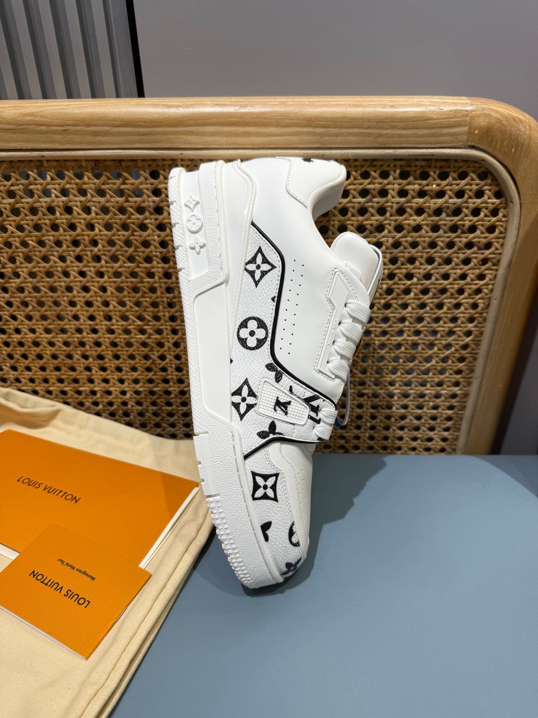 Sneakers Trainer 'Blanc Monogram Noir' — vue 14