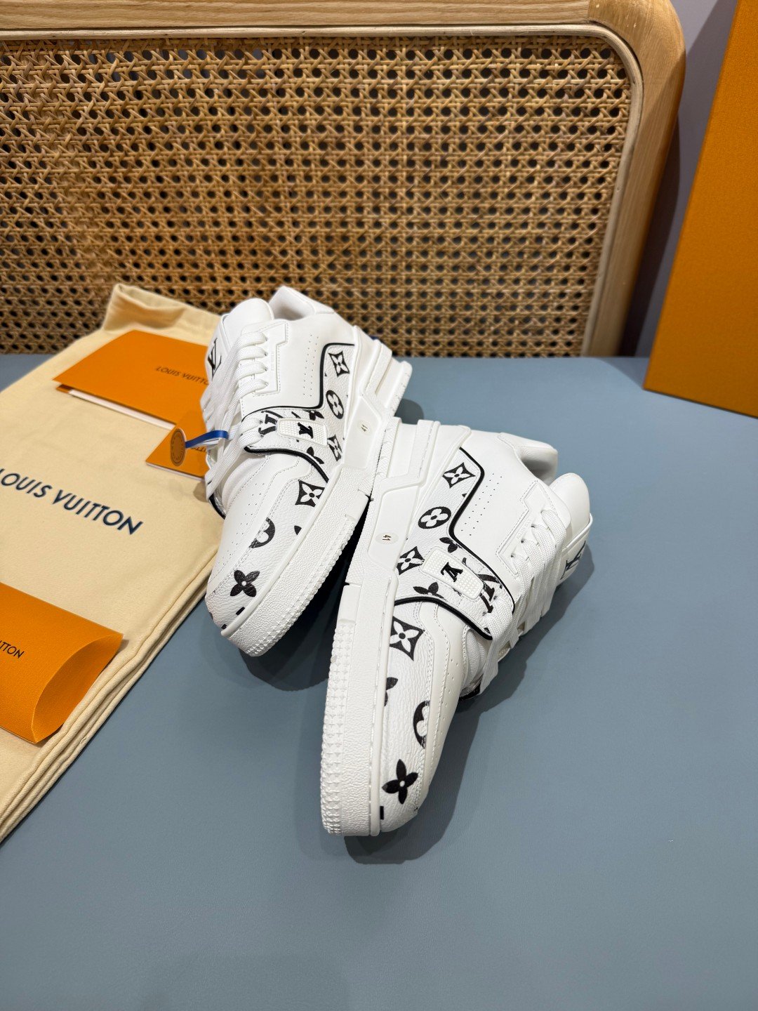 Sneakers Trainer 'Blanc Monogram Noir' — vue 15