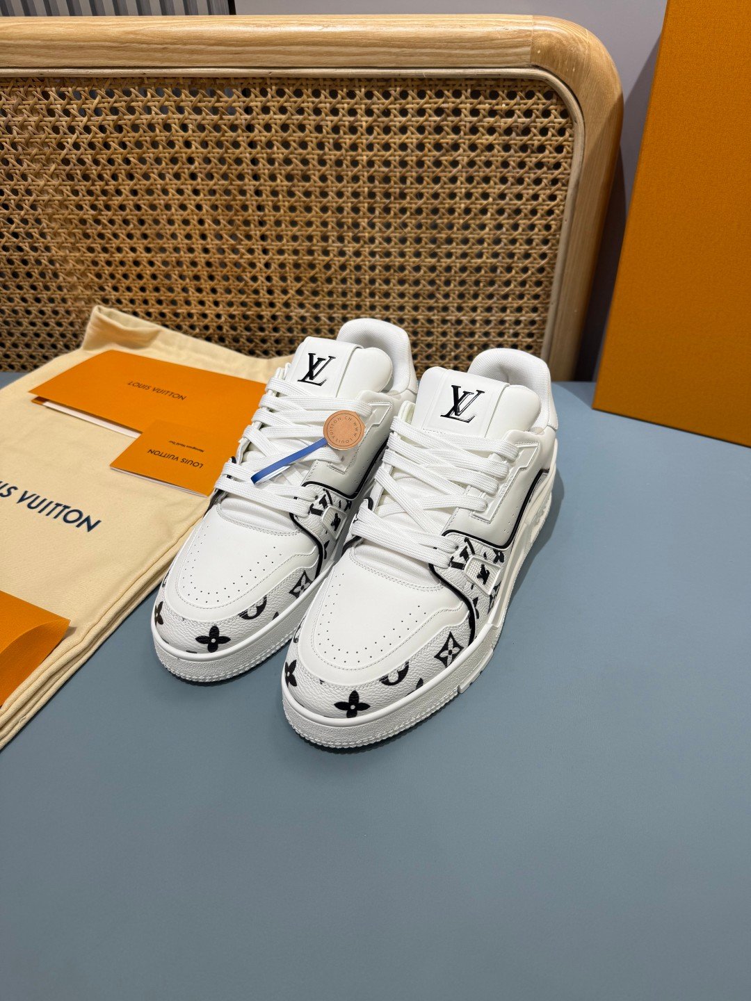 Sneakers Trainer 'Blanc Monogram Noir' — vue 16