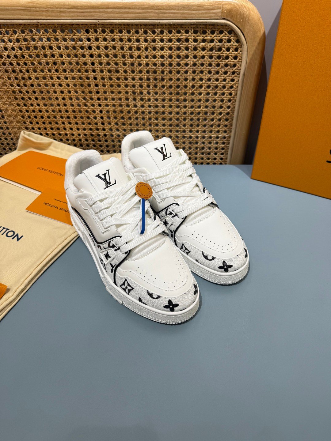 Sneakers Trainer 'Blanc Monogram Noir' — vue 17